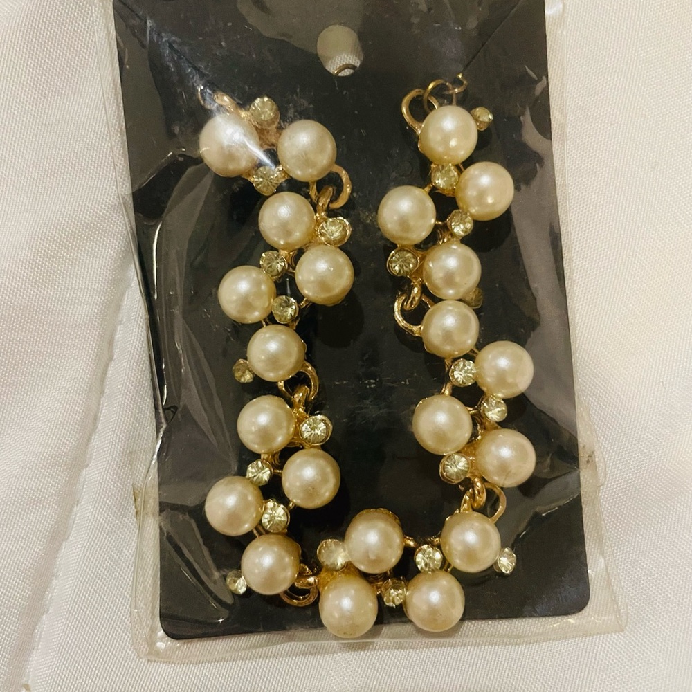 Elegant Gold and Cream Pearl Necklace